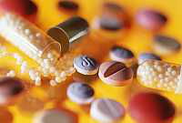 Das Foto zeigt eine bunte Mischung verschieder Tabletten.