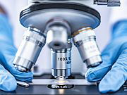 Optisches Mikroskop im Prüflabor | tascon.eu